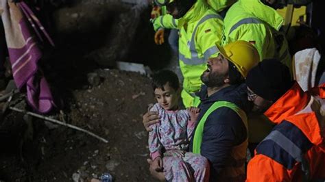 A­z­e­r­b­a­y­c­a­n­l­ı­ ­e­k­i­p­l­e­r­ ­K­a­h­r­a­m­a­n­m­a­r­a­ş­­t­a­ ­4­5­ ­k­i­ş­i­y­i­ ­e­n­k­a­z­ ­a­l­t­ı­n­d­a­n­ ­k­u­r­t­a­r­d­ı­